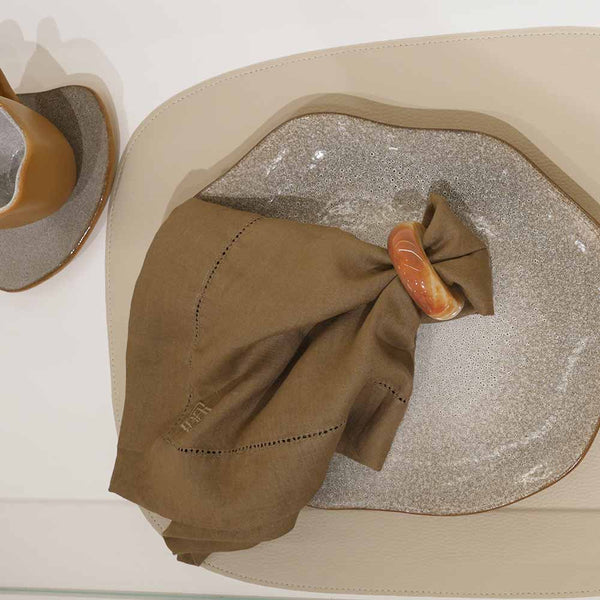 GUARDANAPO LINHO PURO BARRA LARGA PREMIUM MARROM 55X55 CM