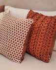CAPA DE ALMOFADA TRICOT MANUAL COLMEIA TERRACOTA 50X50CM