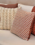 CAPA DE ALMOFADA TRICOT MANUAL COLMEIA TERRACOTA 50X50CM