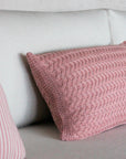 CAPA DE ALMOFADA TRICOT PLUS CESTARIA RIM ROSA 70X35