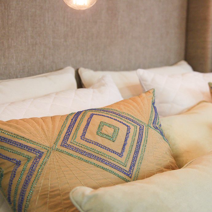 CAPA DE ALMOFADA SIMETRIA BORDADA A MÃO AZUL