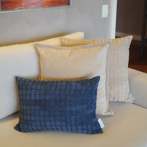 CAPA DE ALMOFADA CAMURÇA NATURAL TRAMADA AZUL MARINHO 50 X 35 CM