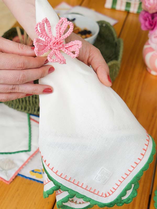 PORTA GUARDANAPO MACRAME EM RÁFIA FLOR ROSA