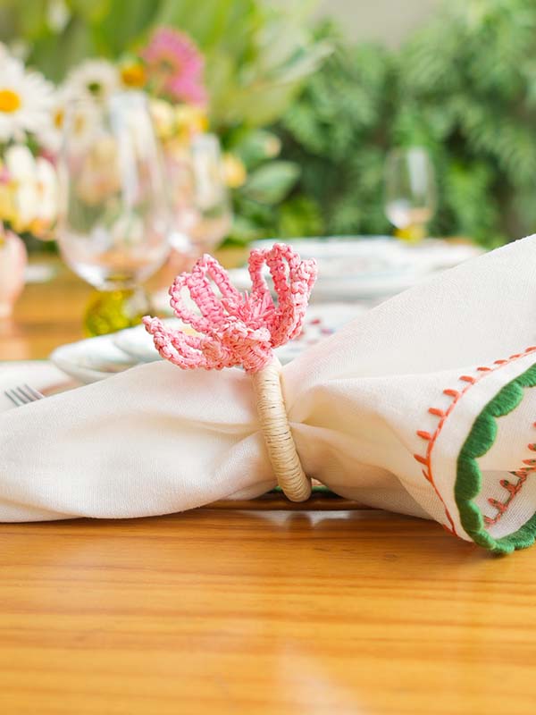 PORTA GUARDANAPO MACRAME EM RÁFIA FLOR ROSA