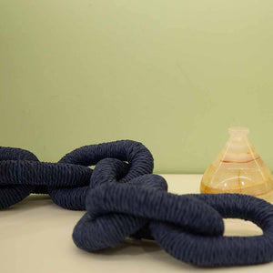CORDÃO DE MESA CORRENTE EM ELOS AZUL 70CM