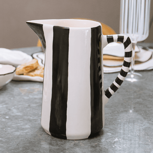 Jarra de Cerâmica Artesanal Preta e Branca
