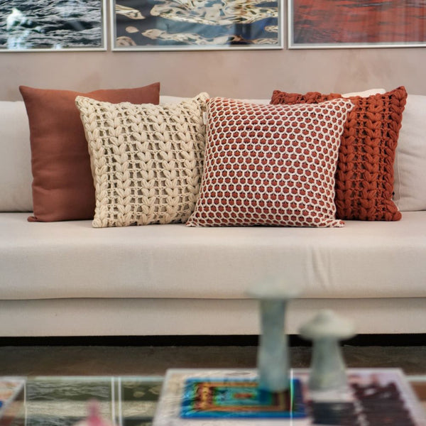 CAPA DE ALMOFADA TRICOT MANUAL TRANÇA TERRACOTA 50X50CM