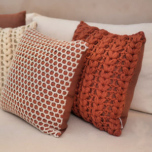 CAPA DE ALMOFADA TRICOT MANUAL TRANÇA TERRACOTA 50X50CM