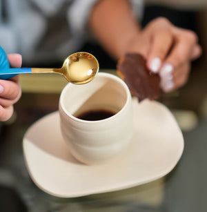 XÍCARA CERÂMICA ARTESANAL MINIMAL COM PIRES