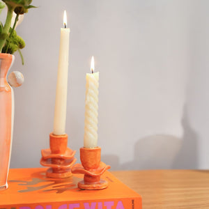 CASTIÇAL DE CERÂMICA FEITO À MÃO BAILARINA LARANJA M