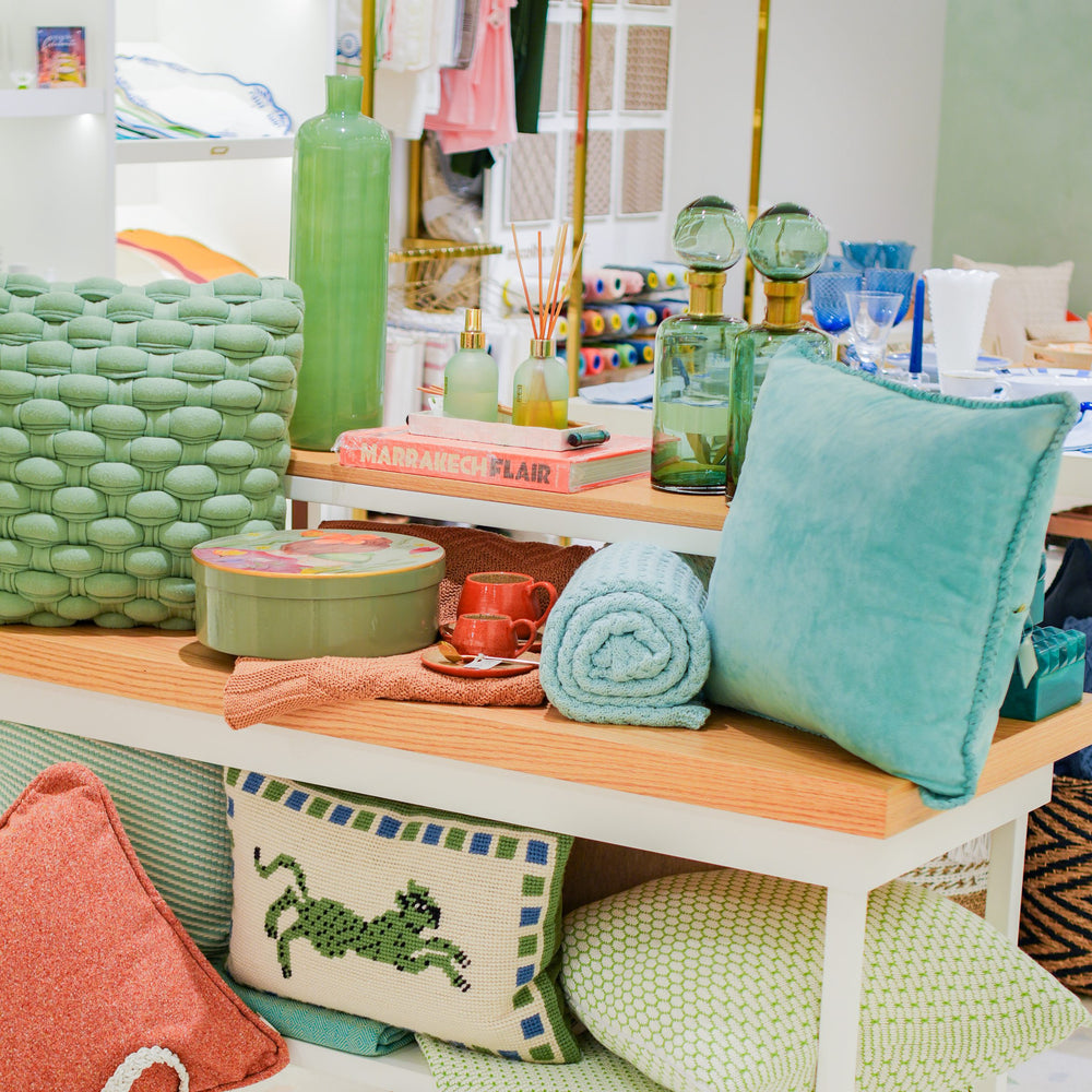 CAPA DE ALMOFADA CAMURÇA NATURAL TRANÇAS VERDE ÁGUA 50X50 CM