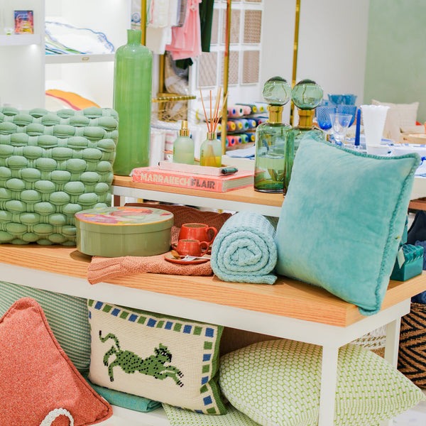 CAPA DE ALMOFADA CAMURÇA NATURAL TRANÇAS VERDE ÁGUA 50X50 CM