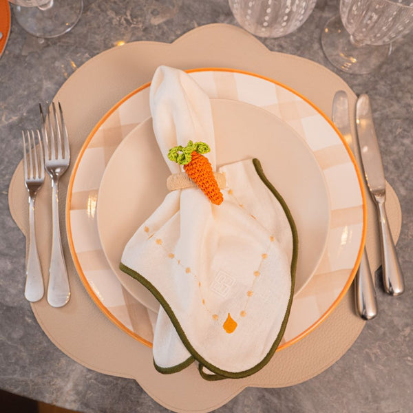 PRATO RASO DE CERÂMICA ARTESANAL  XADREZ BEGE 28CM