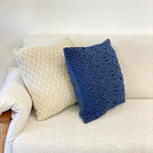 CAPA DE ALMOFADA DE MACRAMÊ AZUL 50X50CM