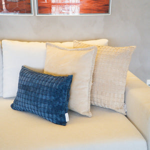 CAPA DE ALMOFADA CAMURÇA NATURAL TRAMADA AZUL MARINHO 50 X 35 CM