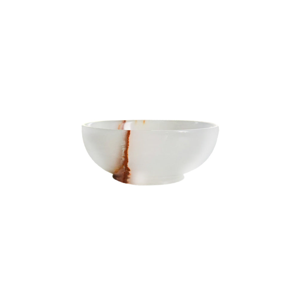 Bowl redondo pequeno de pedra natural ônix na cor marfim, com acabamento polido e brilho suave. A peça possui tamanho de 10 cm de largura e 4 cm de altura, apresentando design atemporal e variações únicas de veios e tonalidades naturais, características de um produto exclusivo. Como deve ser usado: ideal para compor a decoração ou mesa posta chic, sendo perfeito para servir petiscos, pequenas porções de castanhas ou para organizar acessórios com muita personalidade.