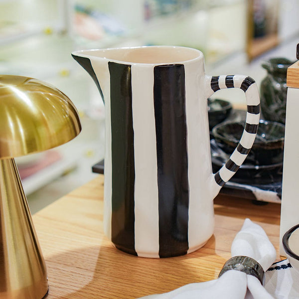 Jarra de Cerâmica Artesanal Preta e Branca