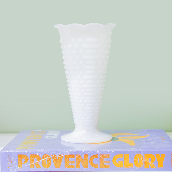 VASO EM OPALINA BRANCA COM ALTO RELEVO VINTAGE 24CM