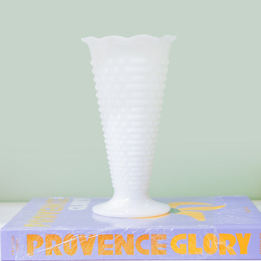 VASO EM OPALINA BRANCA COM ALTO RELEVO VINTAGE