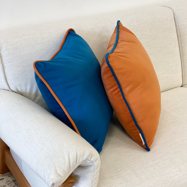CAPA DE ALMOFADA VELUDO LINES COM VIVO LARANJA COM AZUL 50X50 CM