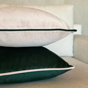 CAPA DE ALMOFADA VELUDO LINES COM VIVO ROSA E VERDE  50X50 CM