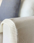 Manta de tricot marfim e azul para sofa