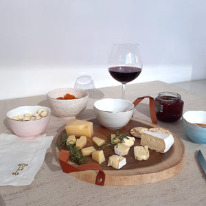 TÁBUA DE MADEIRA COM ALÇA EM COURO 30 X 27,5 X 2 CM