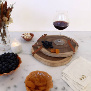 TÁBUA DE MADEIRA COM ALÇA EM COURO 30 X 27,5 X 2 CM