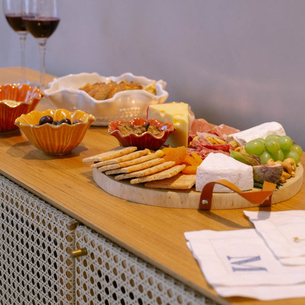 TÁBUA DE MADEIRA COM ALÇA EM COURO 30 X 27,5 X 2 CM