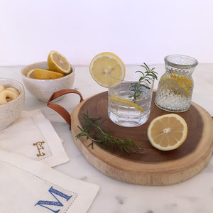 TÁBUA DE MADEIRA COM ALÇA EM COURO 30 X 27,5 X 2 CM