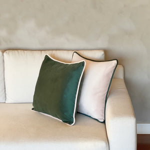 CAPA DE ALMOFADA VELUDO LINES COM VIVO ROSA E VERDE  50X50 CM