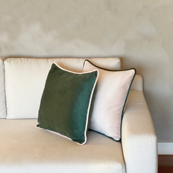 CAPA DE ALMOFADA VELUDO LINES COM VIVO ROSA E VERDE  50X50 CM