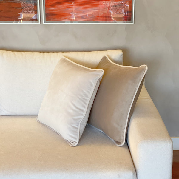 CAPA DE ALMOFADA VELUDO LINES NEUTRA COM VIVO MARFIM 50X50 CM - CINZA