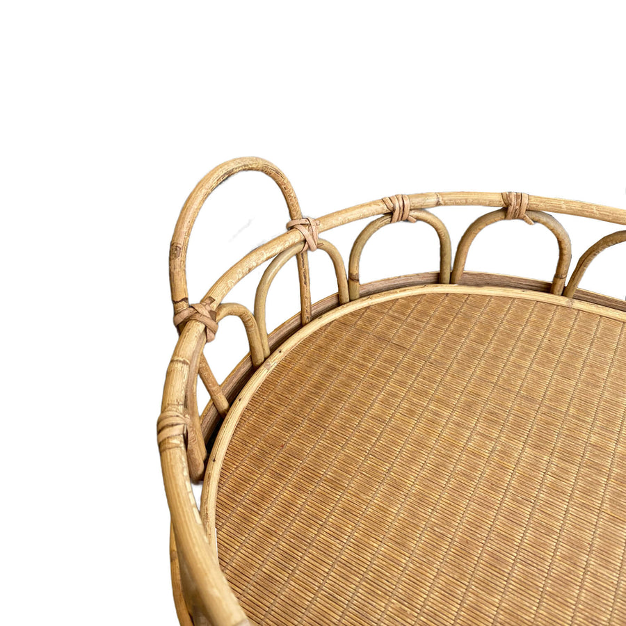 BANDEJA RÚSTICA DE MADEIRA E RATTAN COM ALÇA M 44CM X 34CM X 14CM