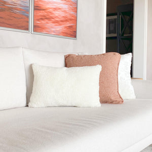 CAPA DE ALMOFADA DE PELE ECOLÓGICA CARNEIRO BRANCO 50 X 35 CM