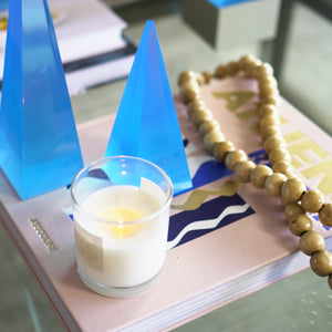 PIRÂMIDE DE RESINA AZUL P 18 CM