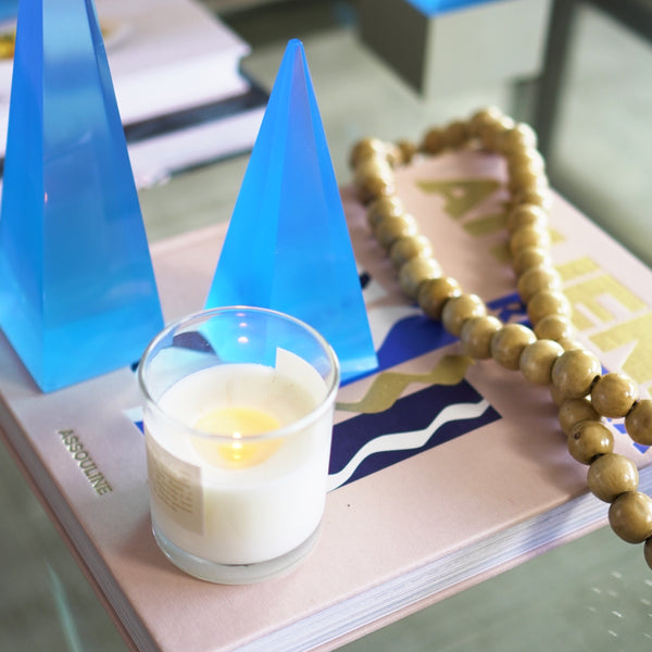 PIRÂMIDE DE RESINA AZUL P 18 CM