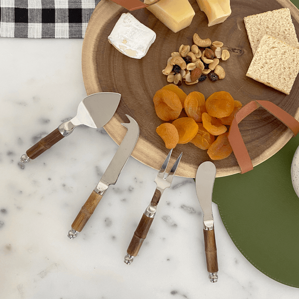 TÁBUA DE MADEIRA COM ALÇA EM COURO 30 X 27,5 X 2 CM