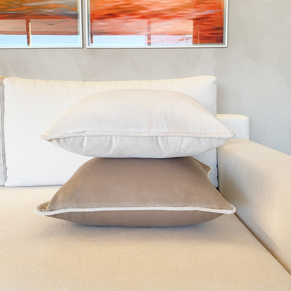 CAPA DE ALMOFADA DE VELUDO LINES NEUTRA COM VIVO MARFIM 50X50 CM - BEGE